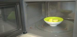 تمیز کردن مایکروویو