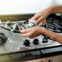 تمیز کردن چدن اجاق گاز به ۳ روش ساده