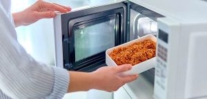 مزایا و معایب استفاده از مایکروویو در زندگی روزمره