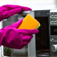 نکات نگهداری و تمیز کردن مایکروویو برای افزایش طول عمر آن