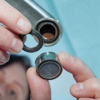 چگونه فیلتر شیرآلات را تمیز کنیم تا فشار آب بهتر شود؟