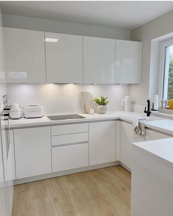 کابینت سفید برای آشپزخانه کوچک