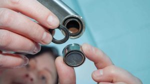 چگونه فیلتر شیرآلات را تمیز کنیم تا فشار آب بهتر شود؟